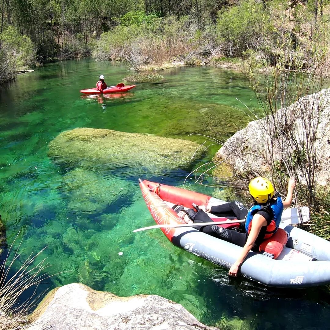 Piragüismo en río de aguas turquesas entre vegetación