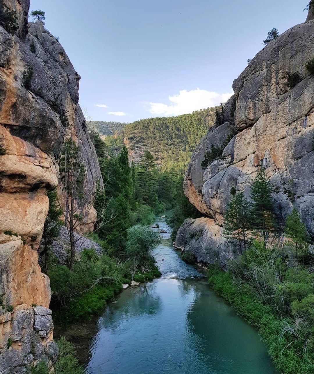 Cañón fluvial entre grandes paredes rocosas y río