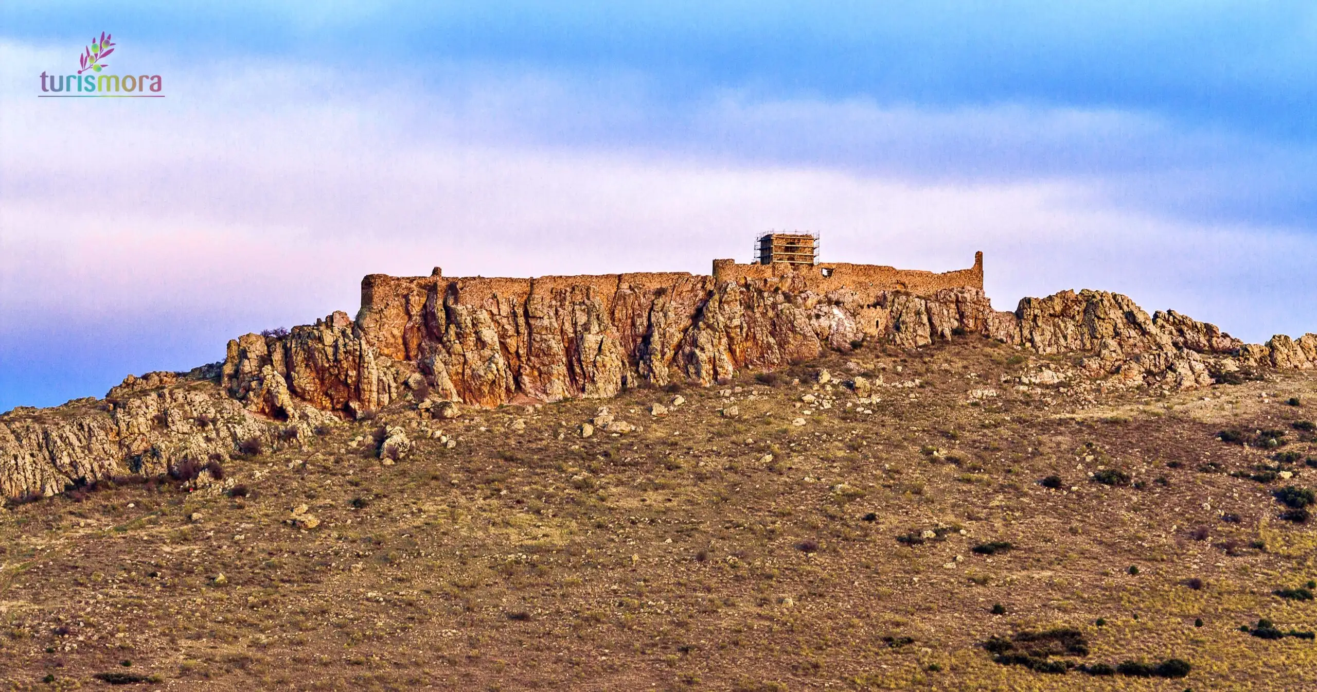 Ruinas de fortaleza sobre colina rocosa