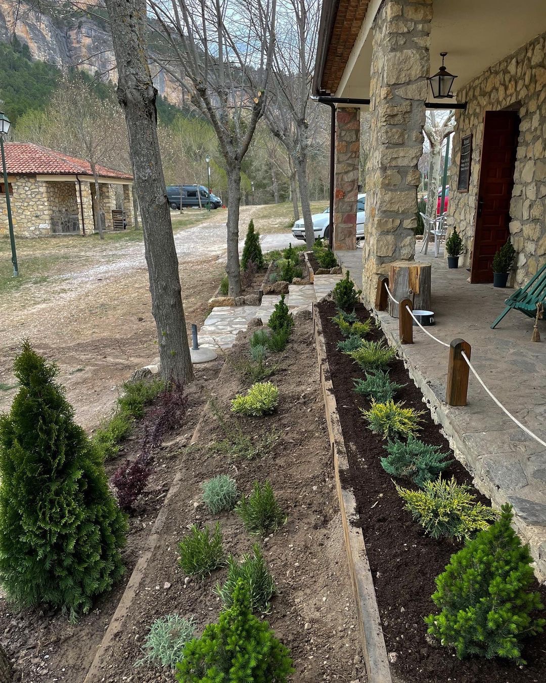 Alojamiento rural con porche en entorno natural de montaña