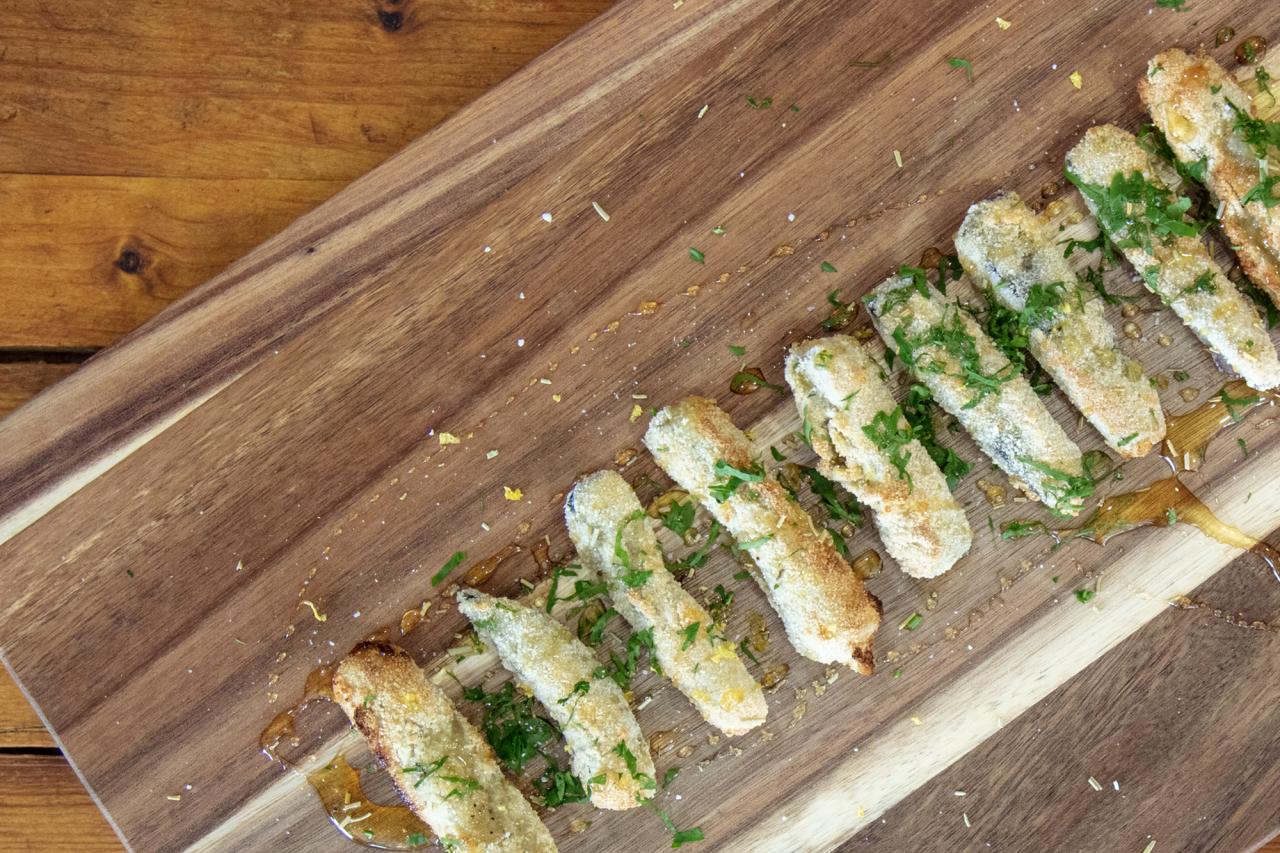 Imagen de la receta con berenjena de Almagro crujiente con miel de la alcarria y pan de cruz